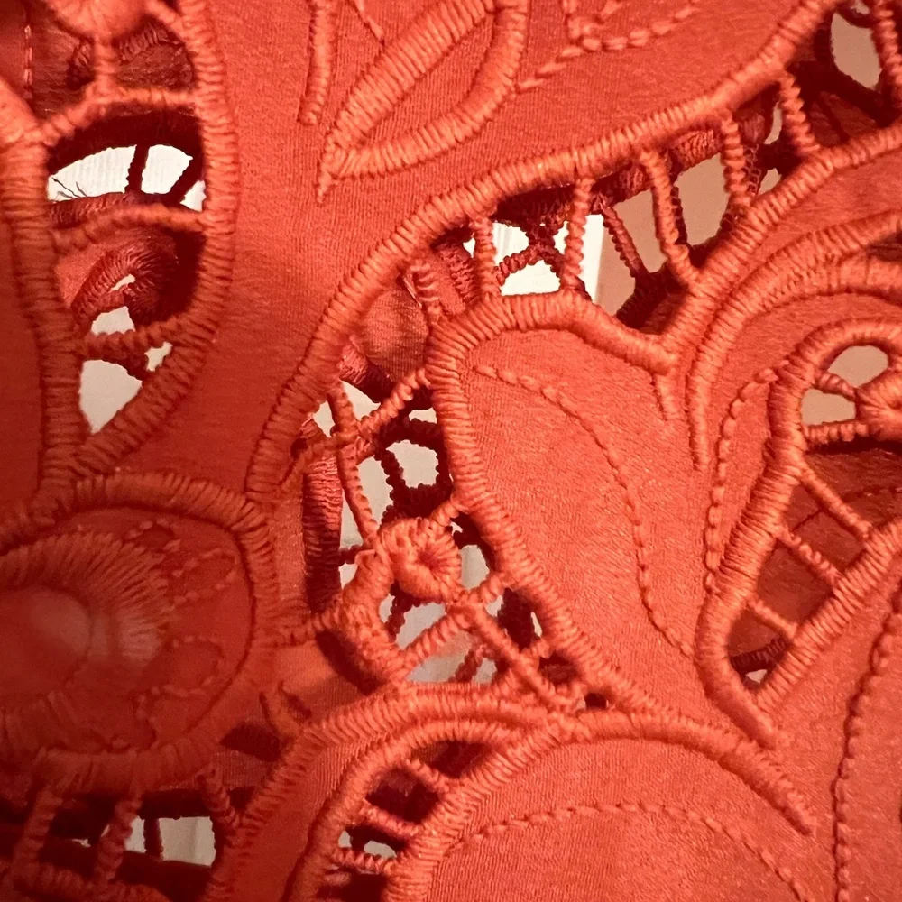 Express Cut-out Pattern Top - Picture 2 of 5